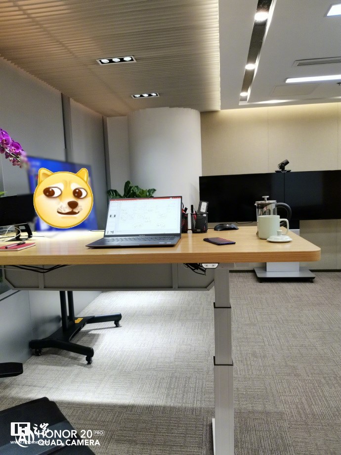 华为很穷，荣耀赵明的Windows 10没激活1.jpg